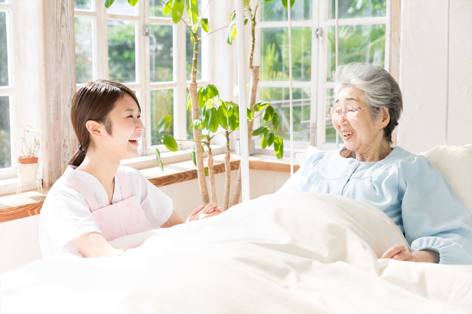 女性に寄り添う女性スタッフ